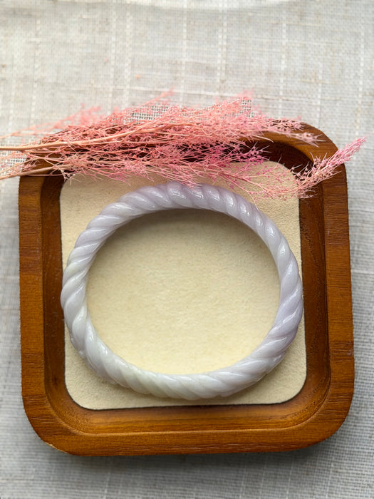 Oval Pleated Jadeite Bangle