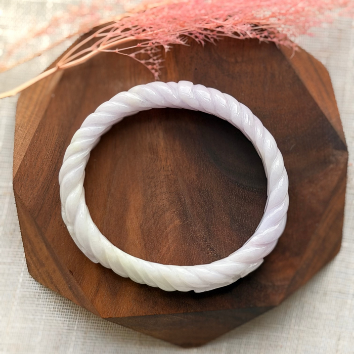 Oval Pleated Jadeite Bangle