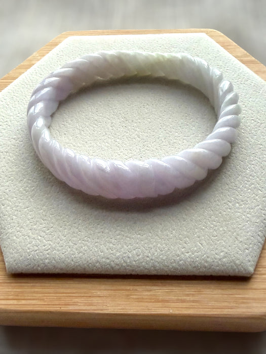 Oval Pleated Jadeite Bangle